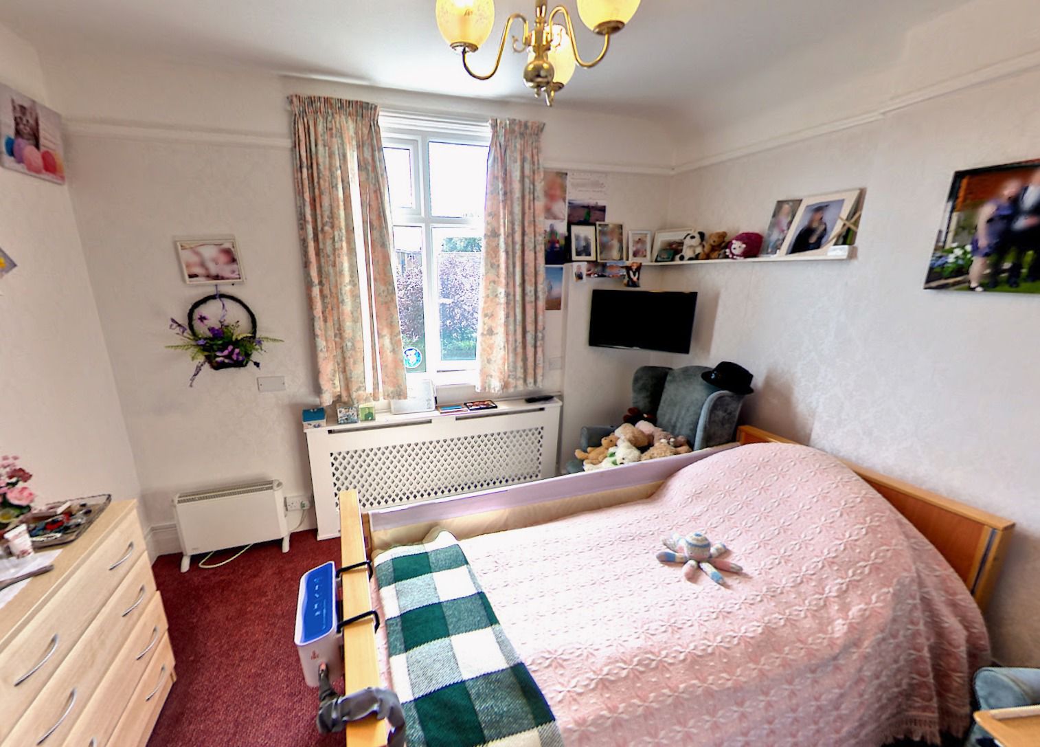 Image shows a dementia care vacancy at Heaton House